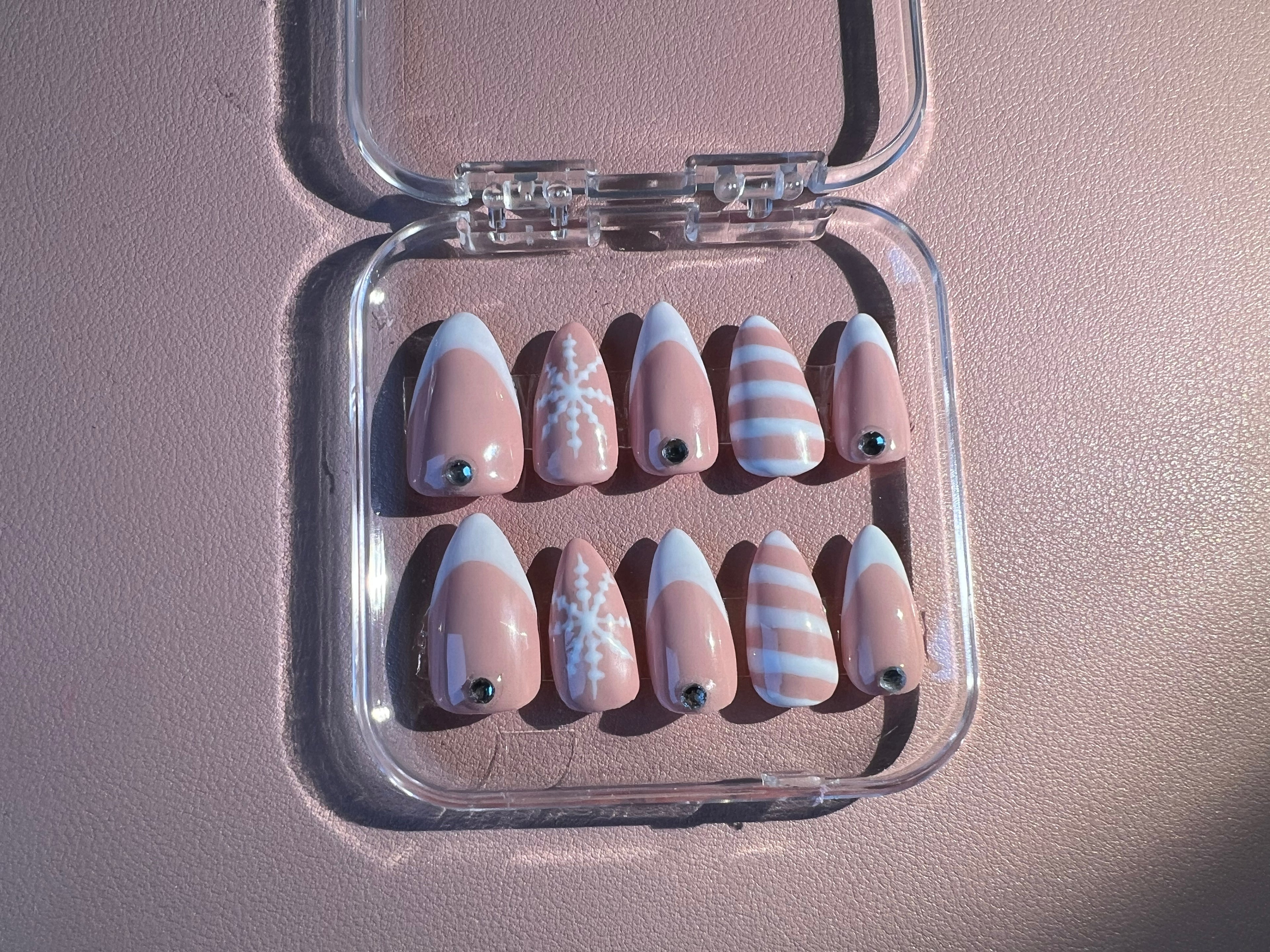 Press on Cozy Alpine Almond & Kit omaggio