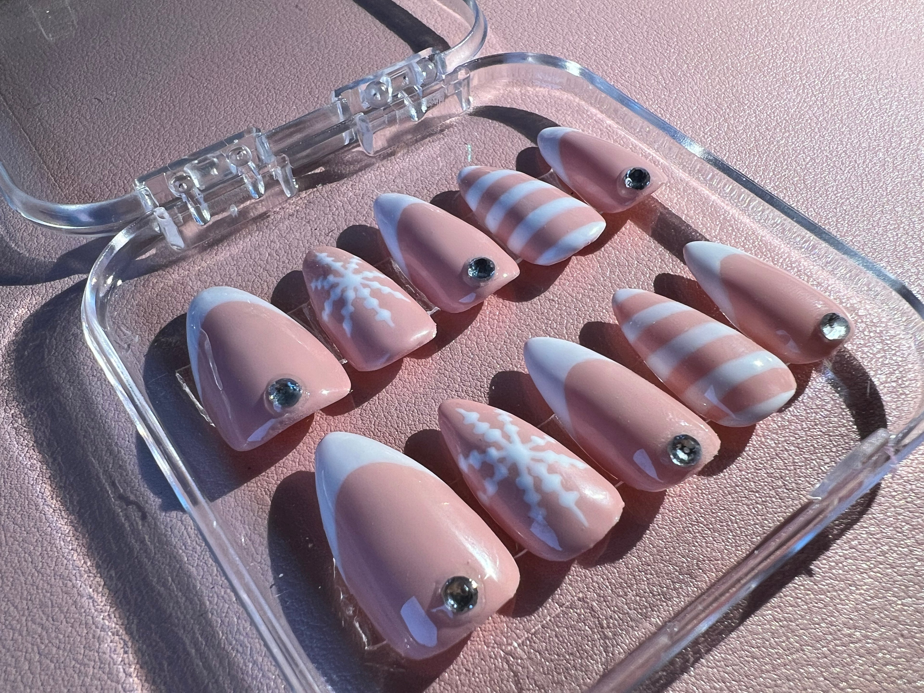 Press on Cozy Alpine Almond & Kit omaggio