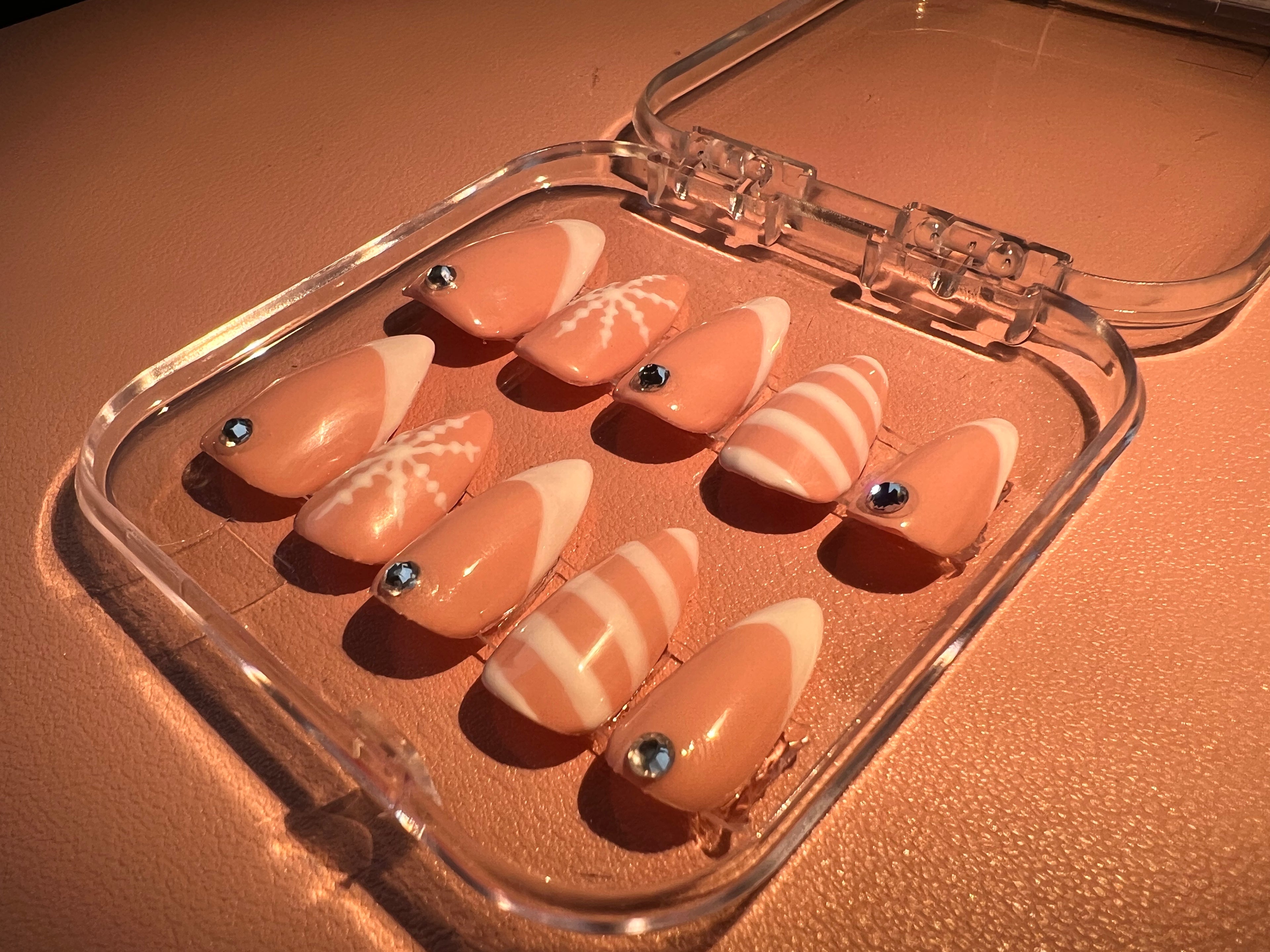 Press on Cozy Alpine Almond & Kit omaggio