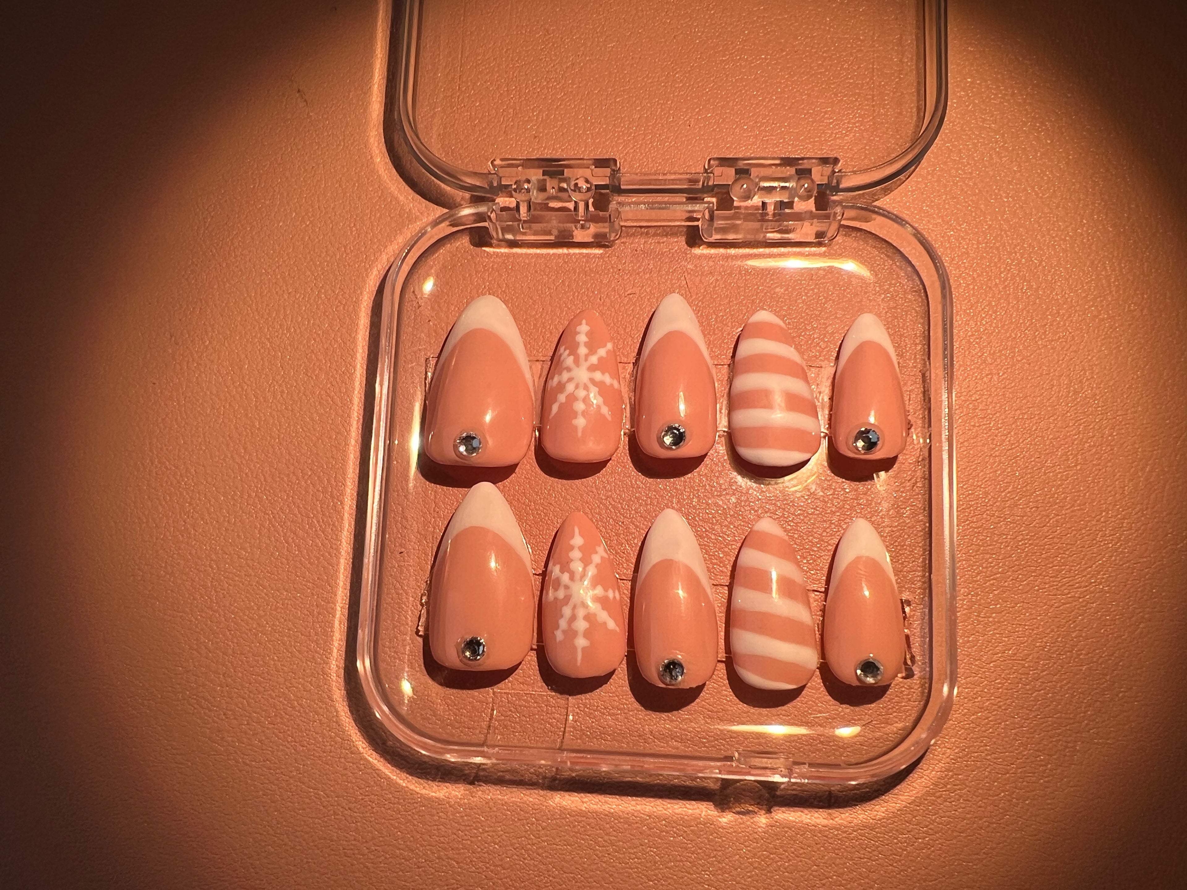 Press on Cozy Alpine Almond & Kit omaggio